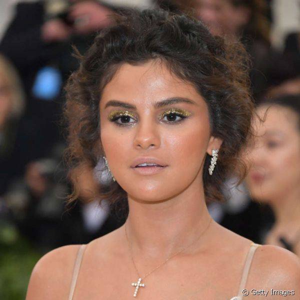 Make Selena Gomez Met Gala 2018: olhar bem dram?tico foi o foco total da cantora que abusou da sombra amarela na maquiagem (Foto: Getty Images)